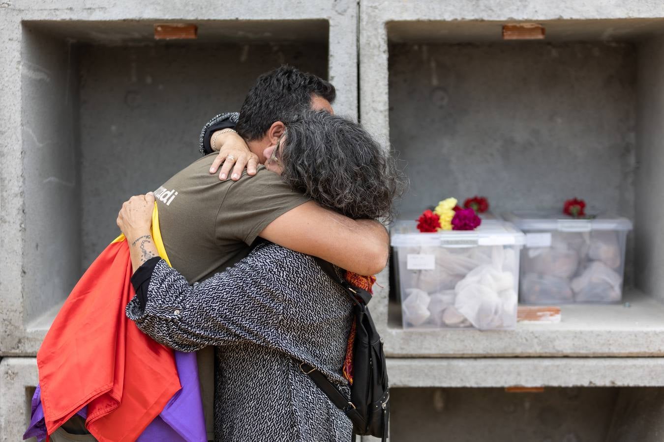 Los llantos y los aplausos se mezclaron ayer en el entierro de los restos de las víctimas de la fosa de Pico Reja