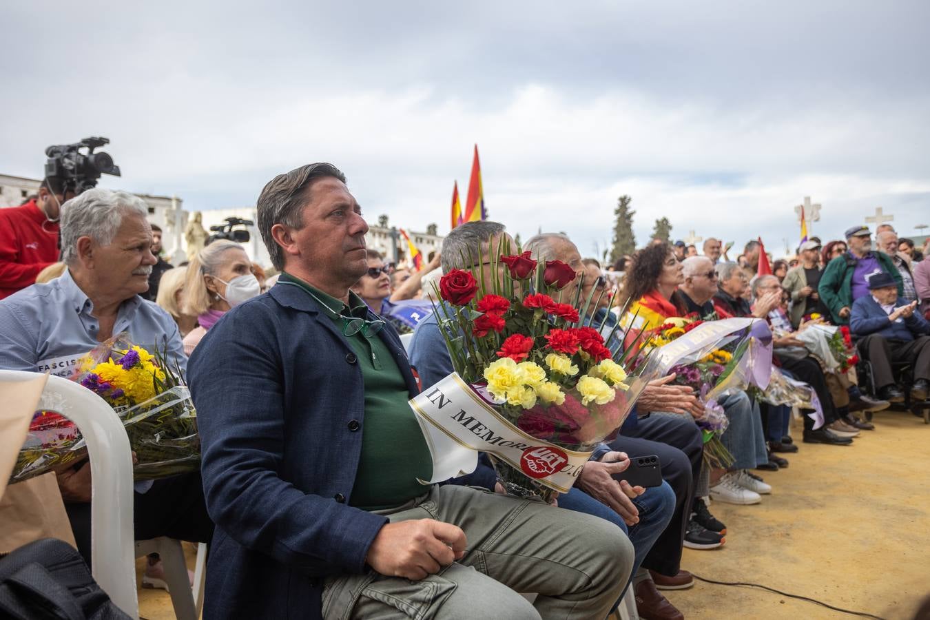 Los llantos y los aplausos se mezclaron ayer en el entierro de los restos de las víctimas de la fosa de Pico Reja