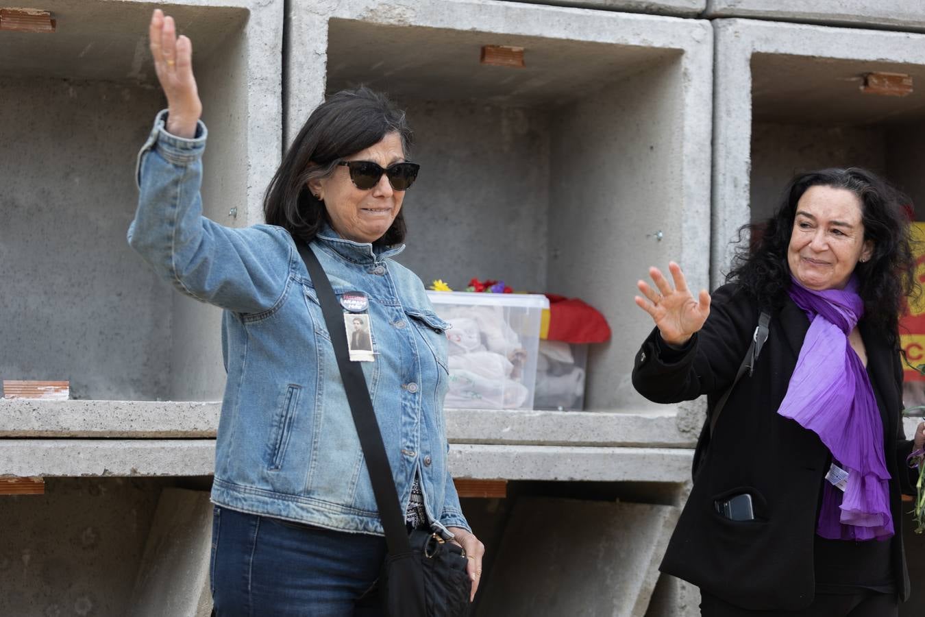 Los llantos y los aplausos se mezclaron ayer en el entierro de los restos de las víctimas de la fosa de Pico Reja