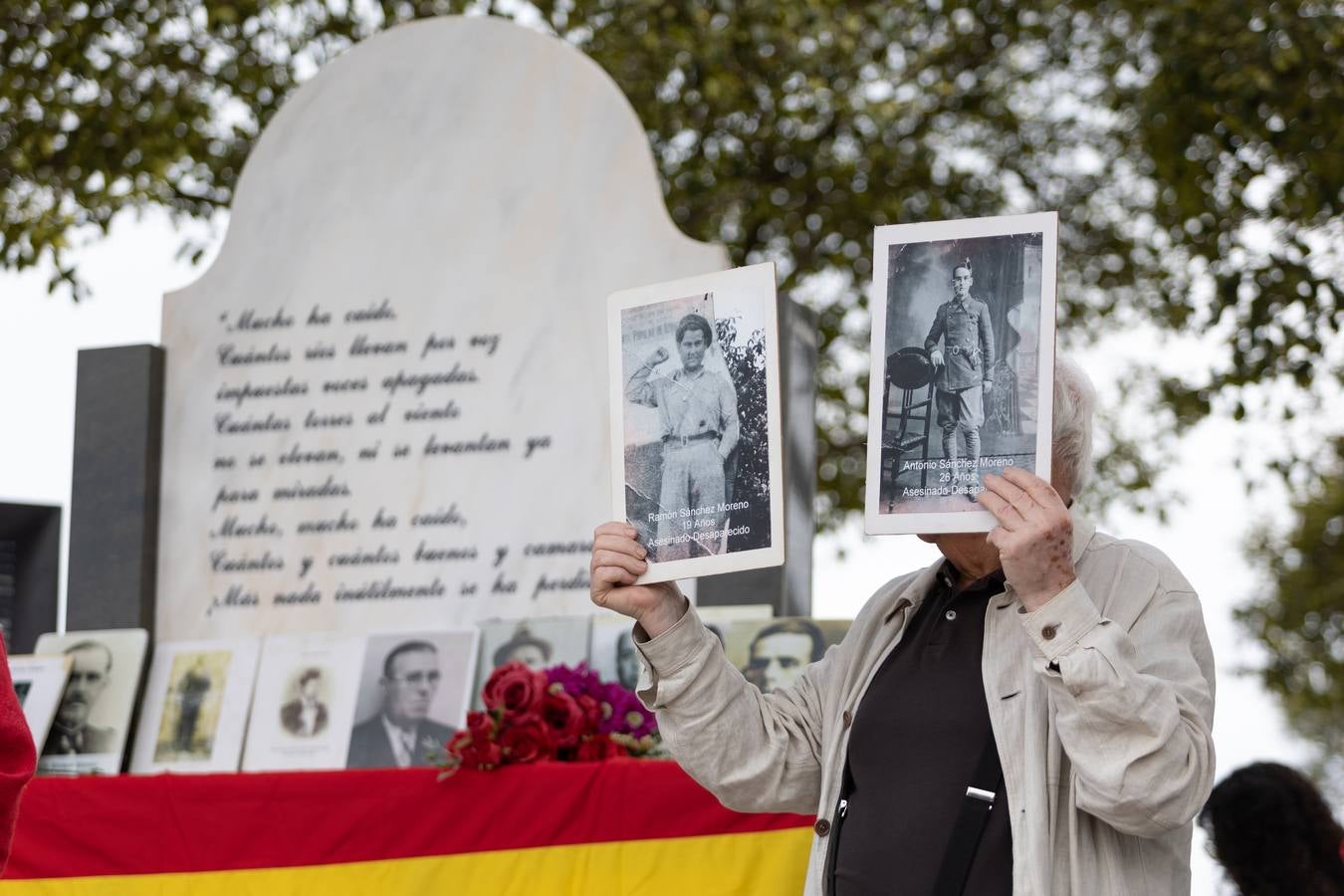 Los llantos y los aplausos se mezclaron ayer en el entierro de los restos de las víctimas de la fosa de Pico Reja