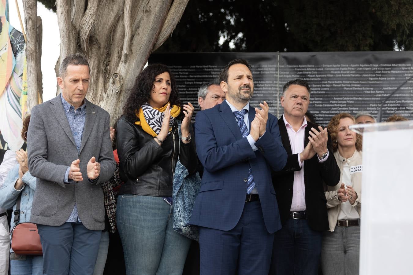 Los llantos y los aplausos se mezclaron ayer en el entierro de los restos de las víctimas de la fosa de Pico Reja