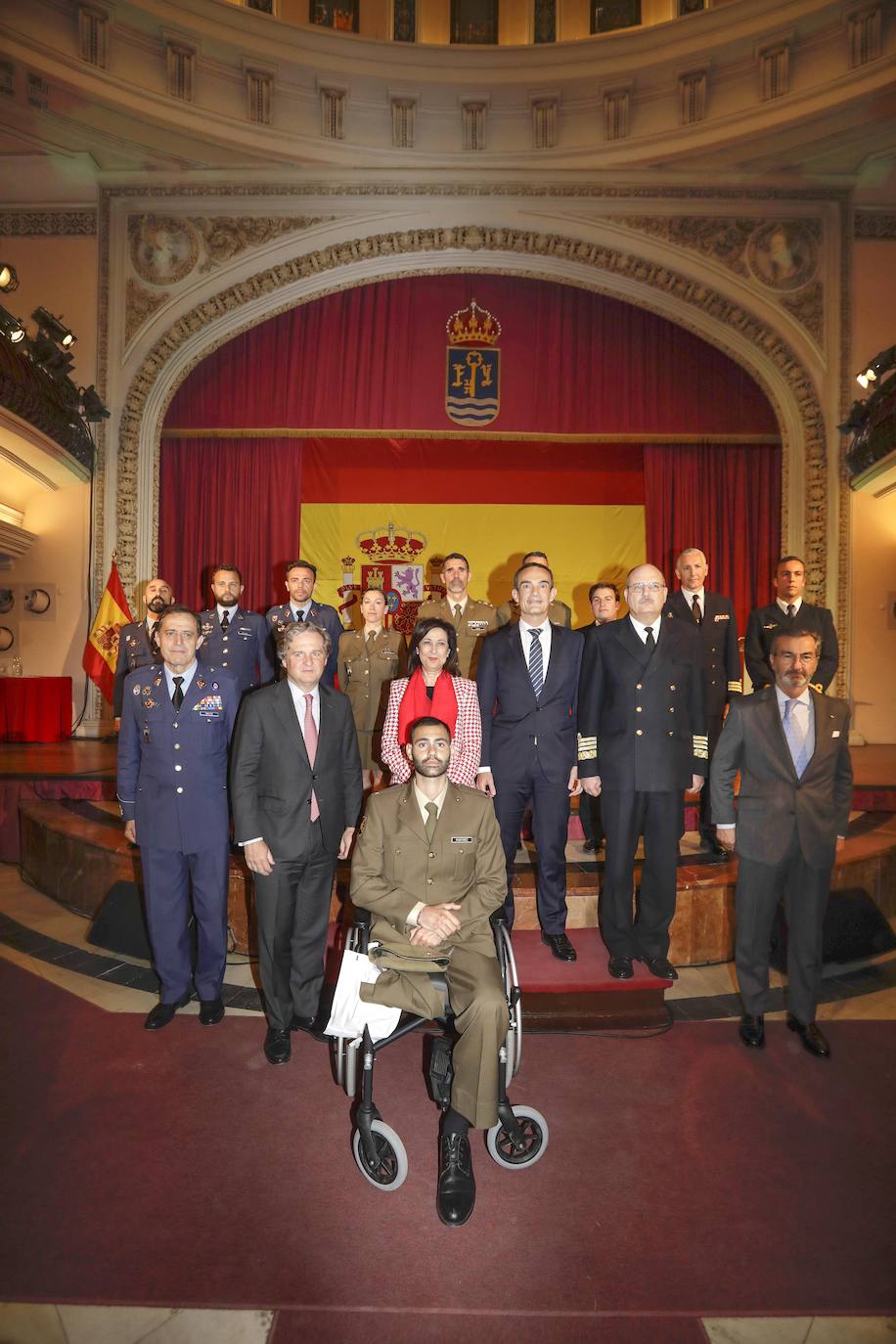 Los premiados junto a la ministra, el presidente de Vocento y el director territorial del BBVA
