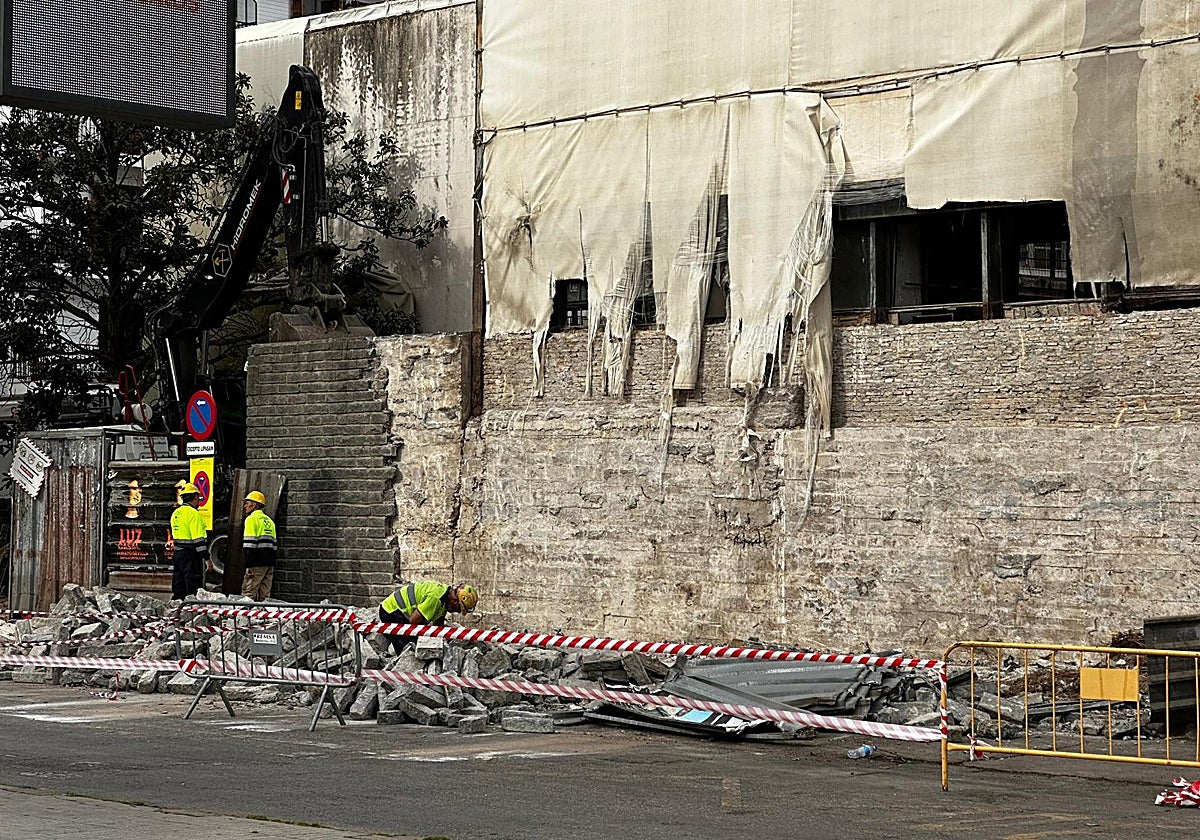Operarios y maquinaria en el acceso principal de la antigua comisaría de la Gavidia