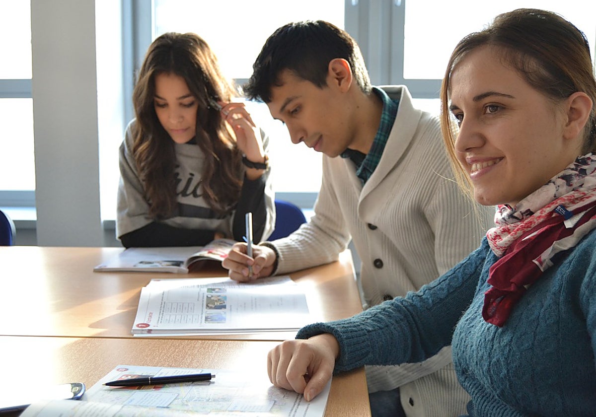 Imagen de archivo de estudiantes en un clase
