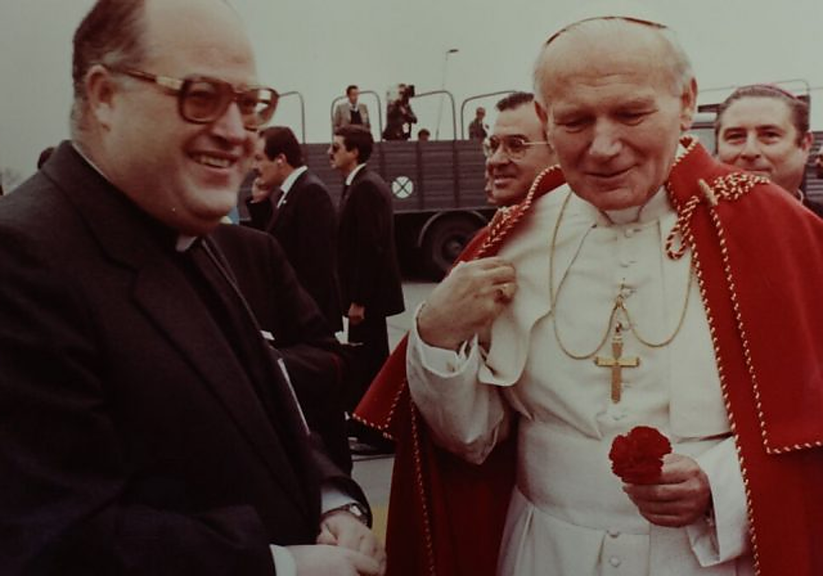 Antonio Hiraldo junto a San Juan Pablo II