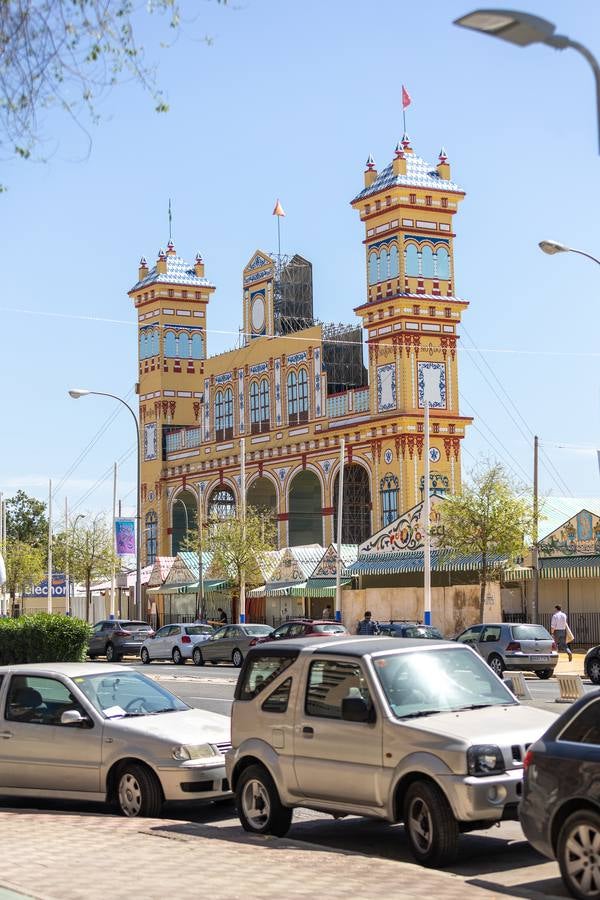 La construcción de las casetas y el montaje de los primeros cacharritos de la Feria de Sevilla 2023