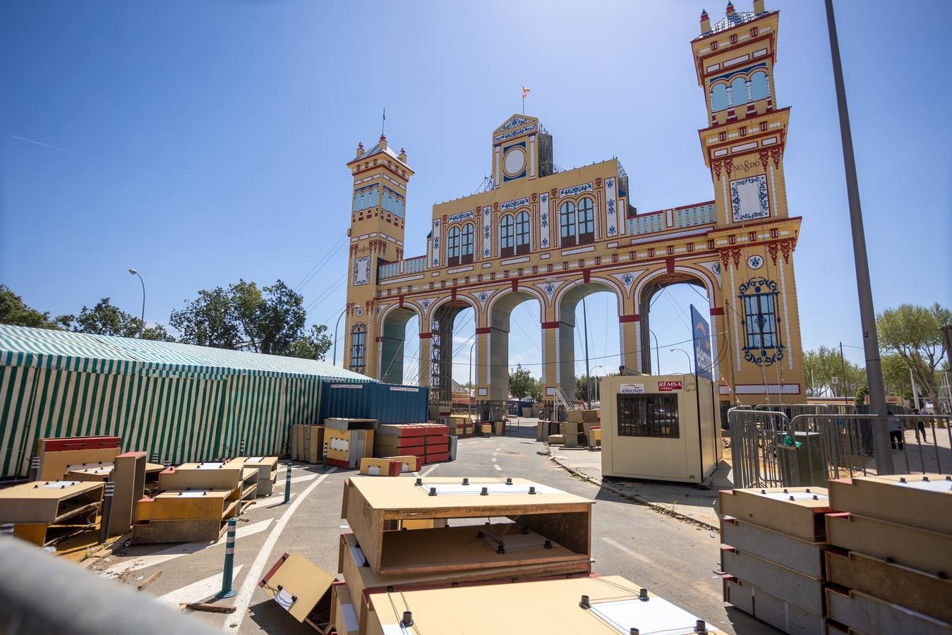 La construcción de las casetas y el montaje de los primeros cacharritos de la Feria de Sevilla 2023