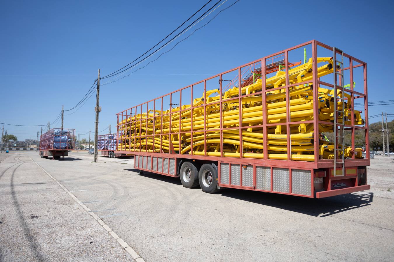 La construcción de las casetas y el montaje de los primeros cacharritos de la Feria de Sevilla 2023