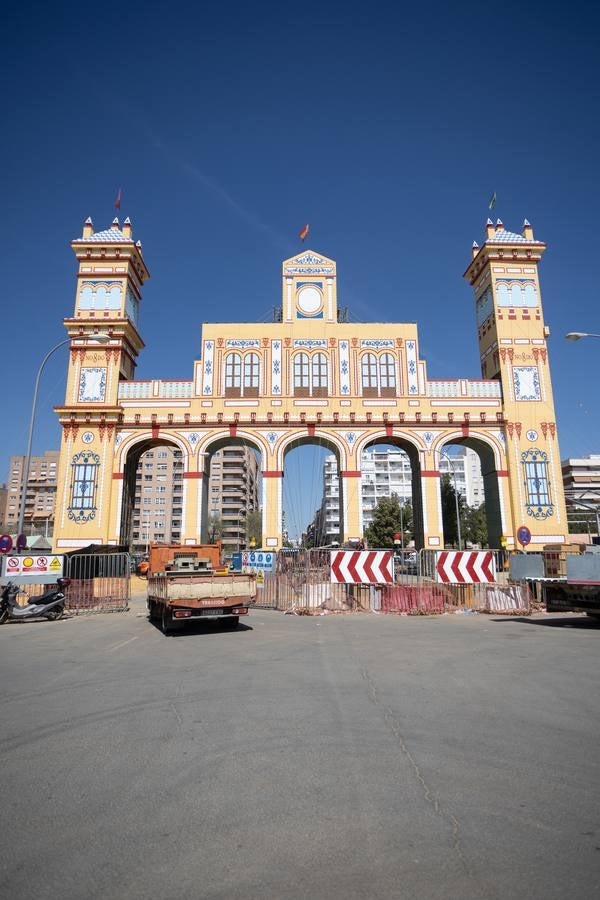 La construcción de las casetas y el montaje de los primeros cacharritos de la Feria de Sevilla 2023