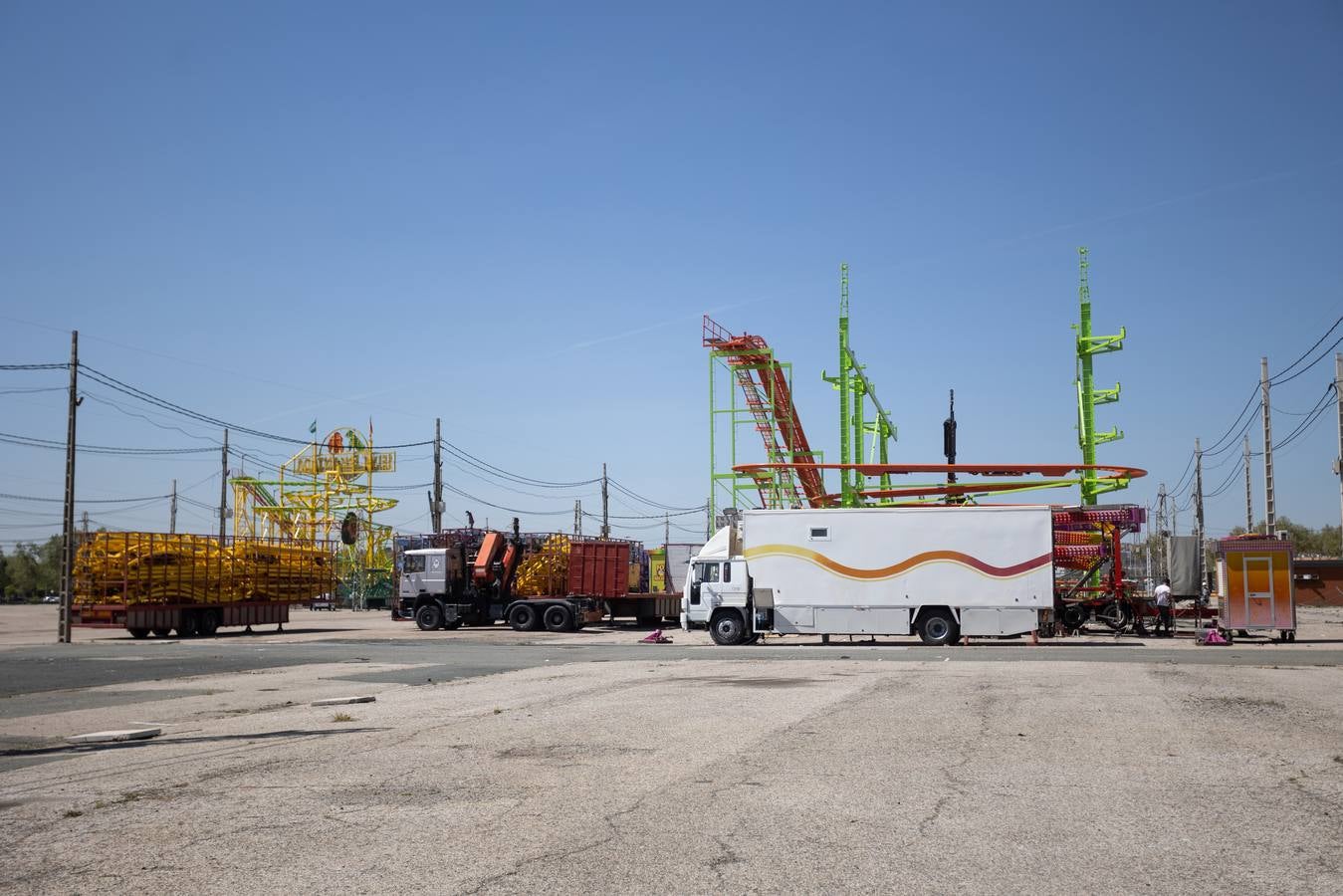 La construcción de las casetas y el montaje de los primeros cacharritos de la Feria de Sevilla 2023