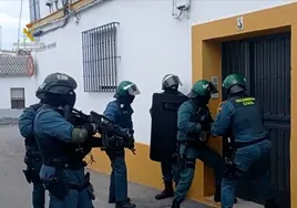 La Fiscalía pide 14 años de prisión para un teniente de la Guardia Civil de Sevilla por ayudar a los narcos
