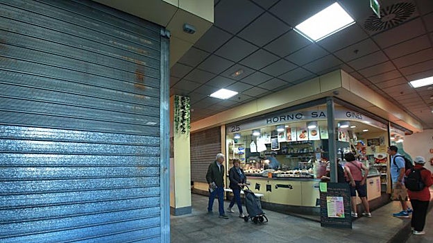 Un puesto cerrado en el mercado de la Encarnación