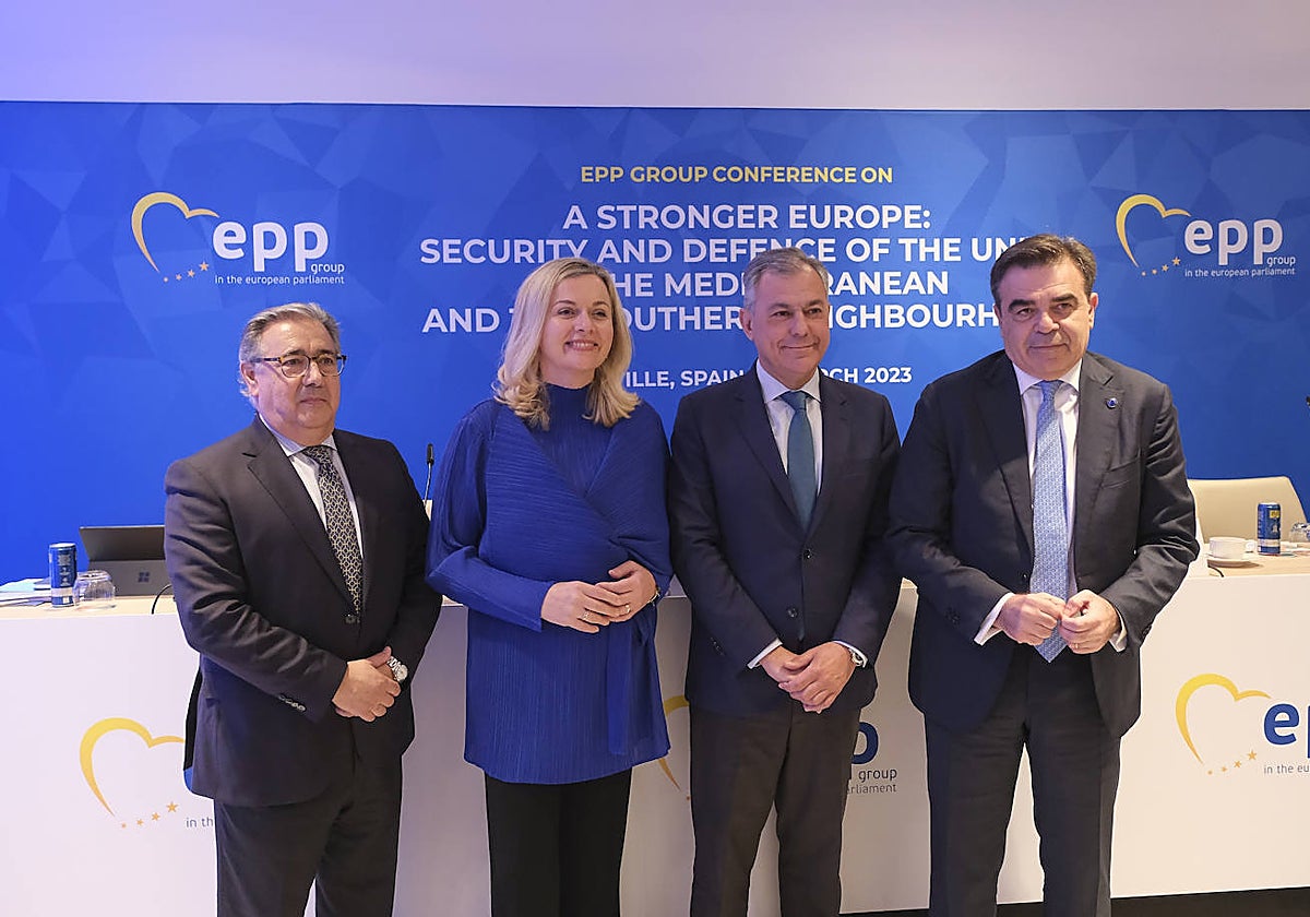 José Luis Sanz junto a miembros del PP europeo y acompañado por el exalcalde de Sevilla Juan Ignacio Zoido