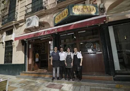 El bar Taquilla cumple cuarenta años como referente de la afición taurina de la Maestranza