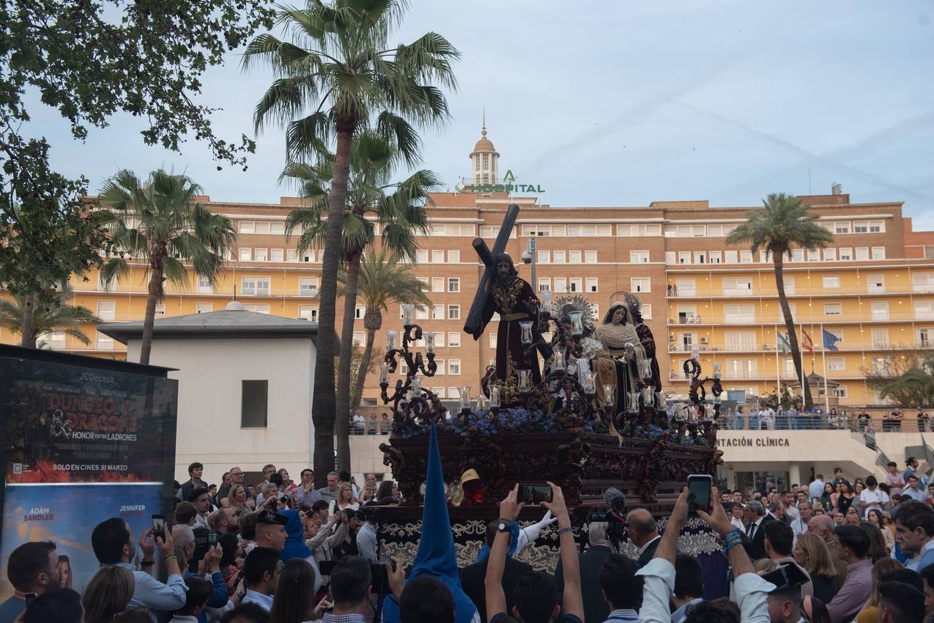 La hermandad de La Misión tuvo una estación de penitencia espléndida este Viernes de Dolores