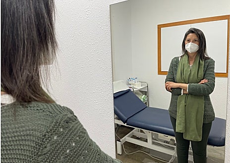 Imagen secundaria 1 - Manuela, en la imagen superior, lleva casi una década con la bolsa, Debajo, Maricarmen, que lleva dos. A la derecha algunas de las bolsas que pueden utilizar estos pacientes para el tránsito intestinal