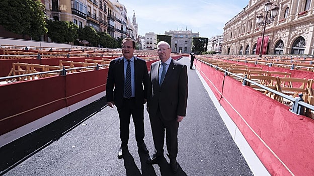 El delegado de Fiestas Mayores Juan Carlos Cabrera, y el presidente del Consejo, Francisco Vélez