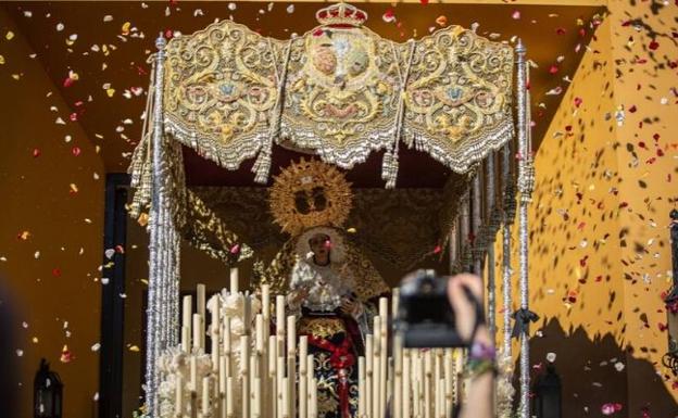 Las petaladas a la Virgen del Amor arrancan en la misma plaza de la parroquia