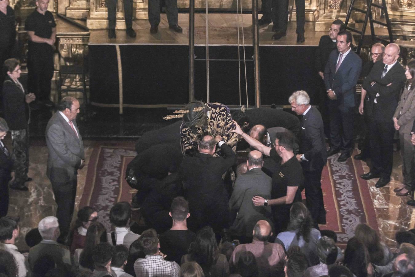 Imagen de un momento de la bajada del Gran Poder para su besamanos