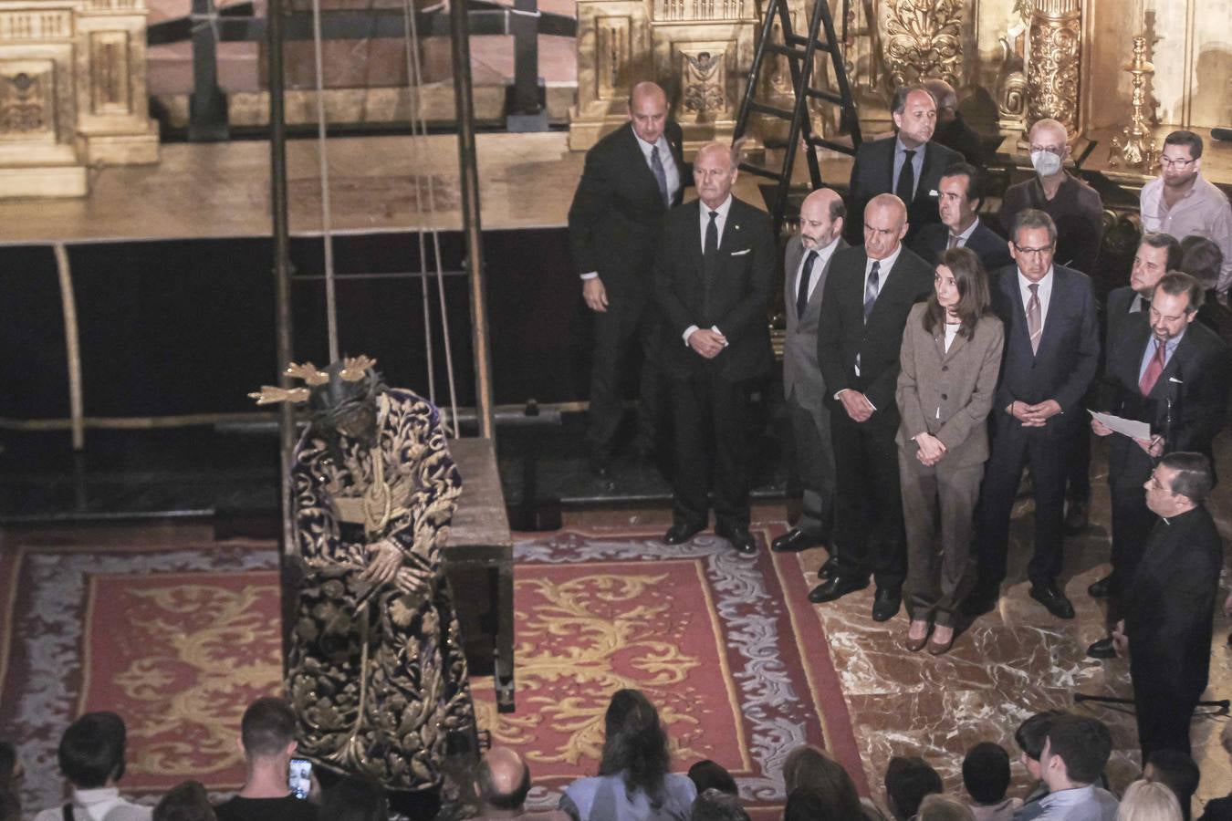 Imagen de un momento de la bajada del Gran Poder para su besamanos