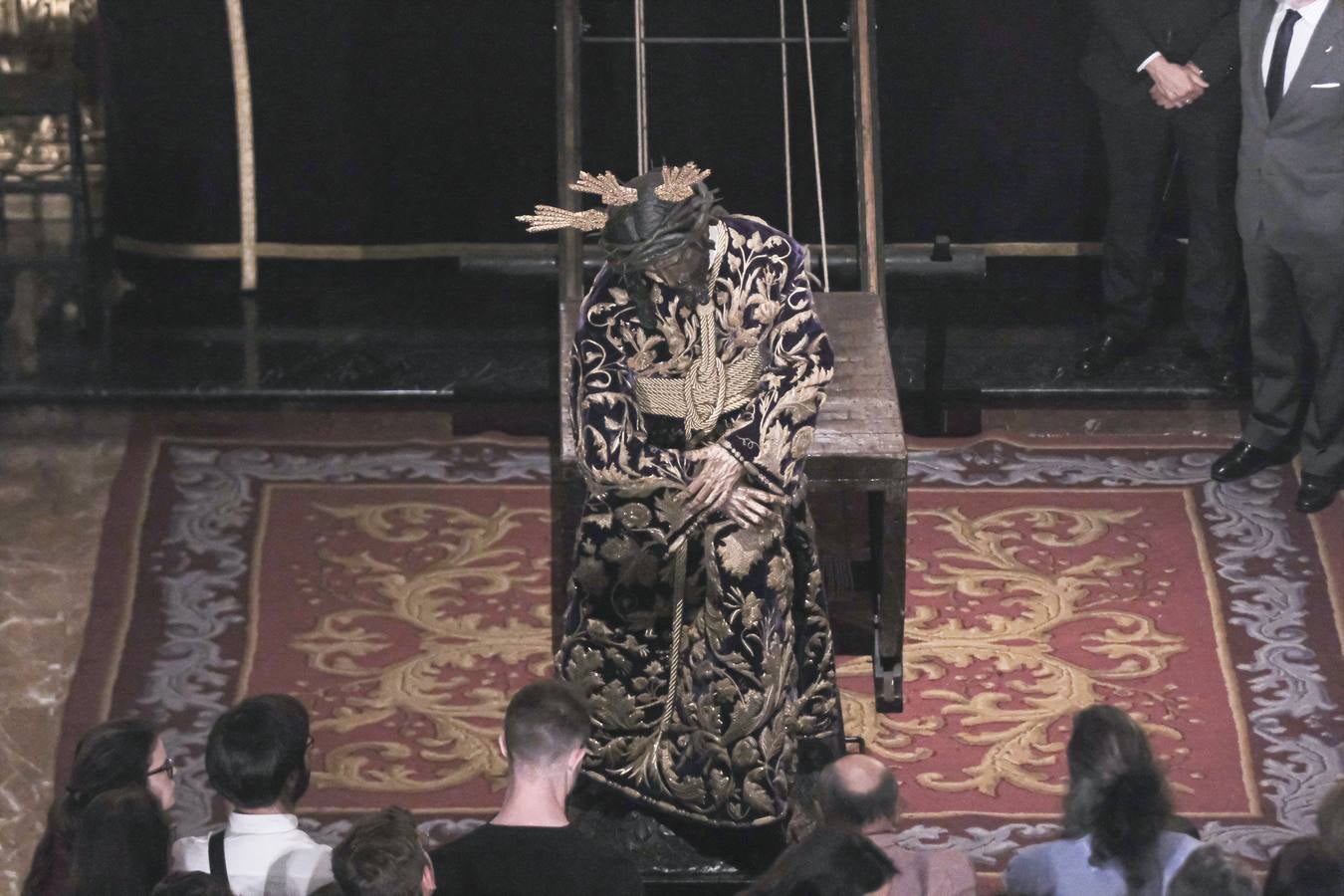Imagen de un momento de la bajada del Gran Poder para su besamanos