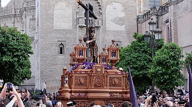 El Cristo de la Corona por la calle Cardenal Amigo Vallejo