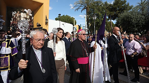 La ministra Llop presidió ayer la salida de Pino Montano junto al arzobispo, el alcalde, el hermano mayor y el párroco de San Isidro Labrador