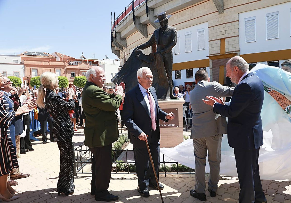 Acto de inauguración del monumento a Curro Romero en La Algaba, con la presencia del propio maestro en el centro de la imagen