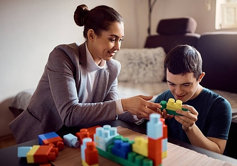 Persona que padece Autismo jugando