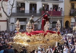 Devoción y fervor, al paso de la hermandad de San Roque