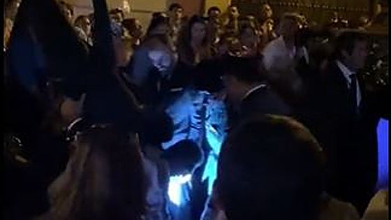 Vídeo completo del activista que fue reducido este Lunes Santo delante del paso de Cristo del Museo en Sevilla