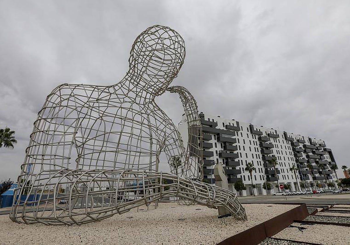 El monumento de acero conocido en Entrenúcleos como 'El Pensador', inaugurado en el año 2011