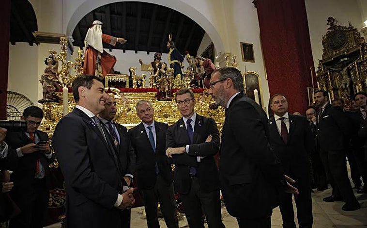 Imagen principal - Arriba el presidente del PP en el templo de San Lorenzo, al fono el paso de Jesús ante Anás, a pìe de página en casa Ricardo y a la derecha en San Nicolás 