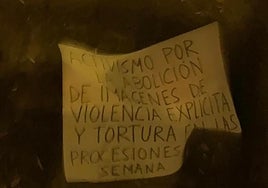 Así era el mensaje de la pancarta del activista reducido en el Museo este Lunes Santo
