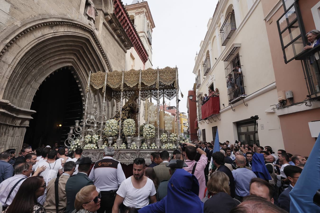 Salida de la hermandad de San Esteban en el Martes Santo de la Semana Santa de Sevilla 2023