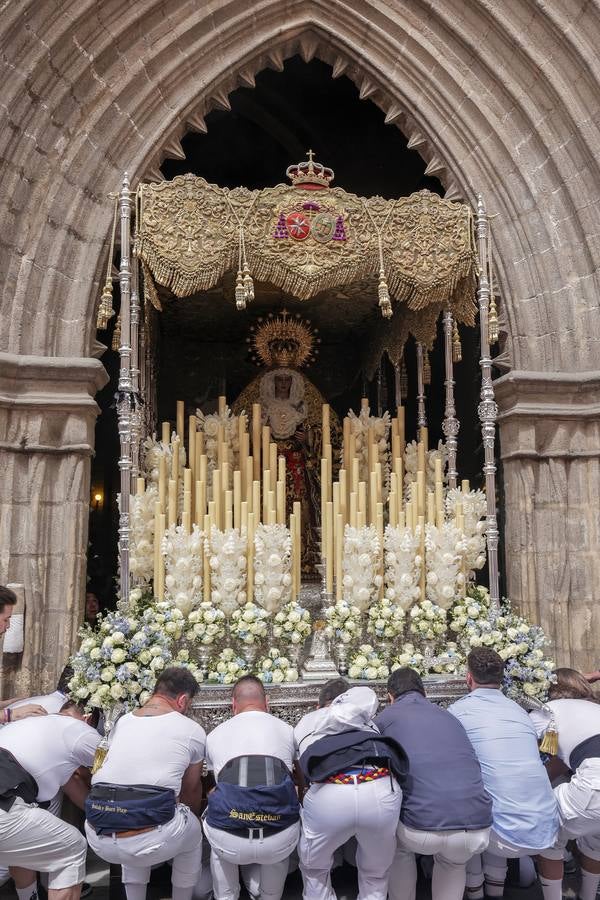Salida de la hermandad de San Esteban en el Martes Santo de la Semana Santa de Sevilla 2023