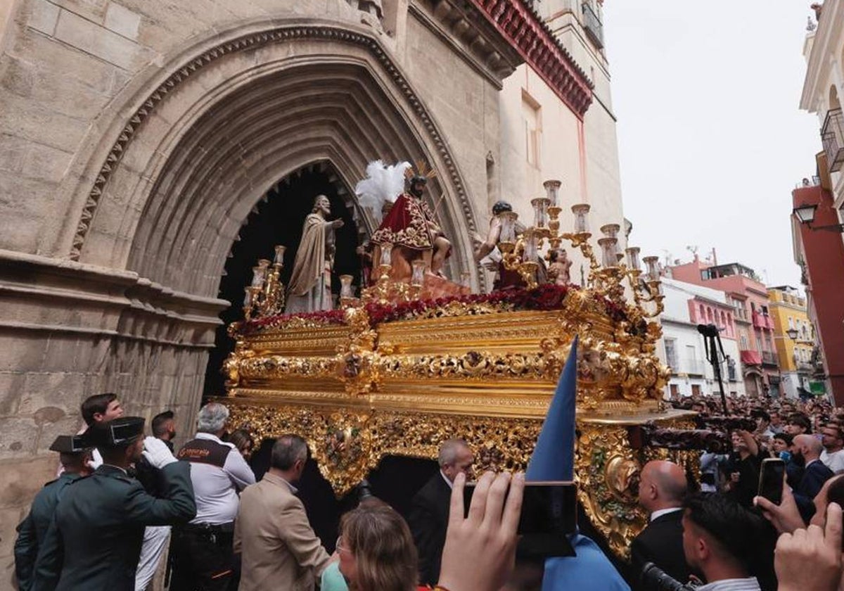 Nuestro Padre Jesús de la Salud a la salida de la iglesia de San Esteban en Sevilla