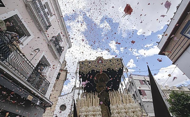 Petalada a la Virgen del Carmen nada más salir de su templo