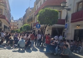 La proliferación de sillitas plegables en la Semana Santa de Sevilla ante la pasividad municipal