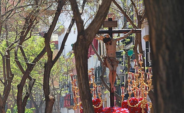 El crucificado de la Salud avanzando por la calle San Bernardo