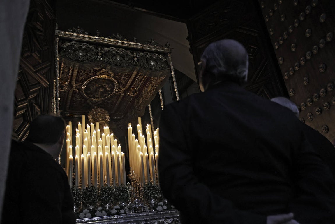 Imágenes de la Hermandad de Santa Cruz durante su estación de penitencia del Martes Santo