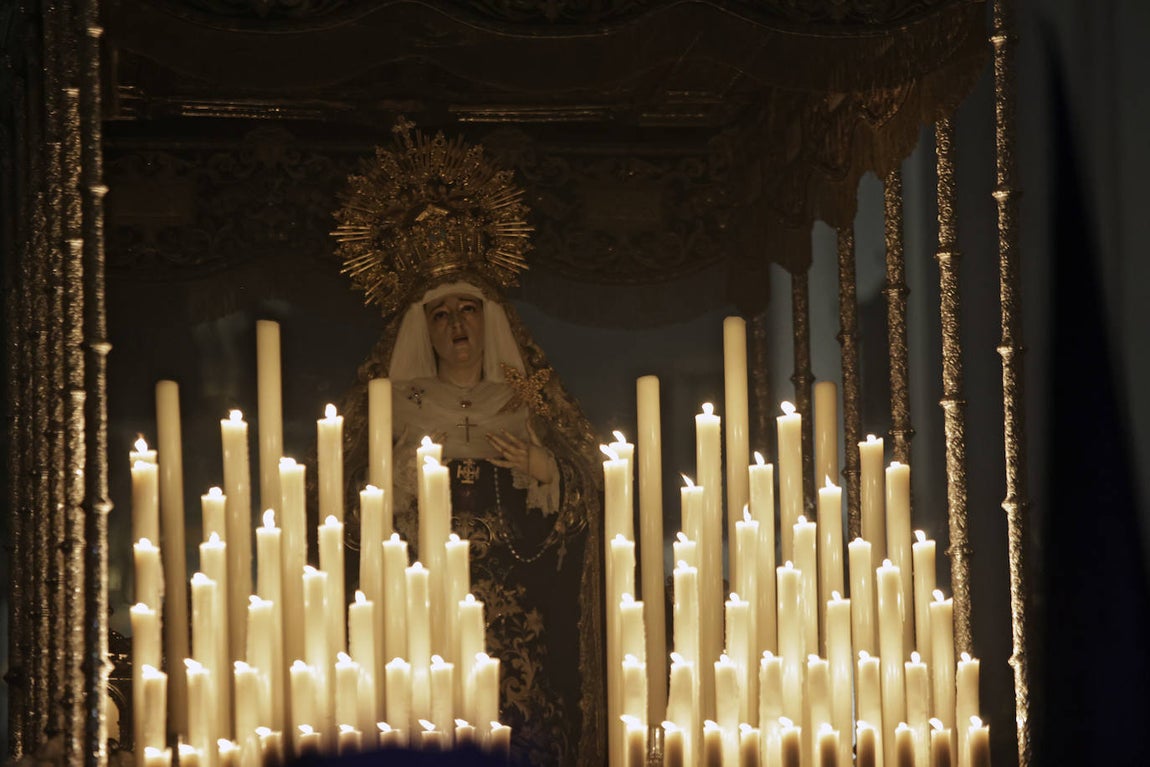 Imágenes de la Hermandad de Santa Cruz durante su estación de penitencia del Martes Santo