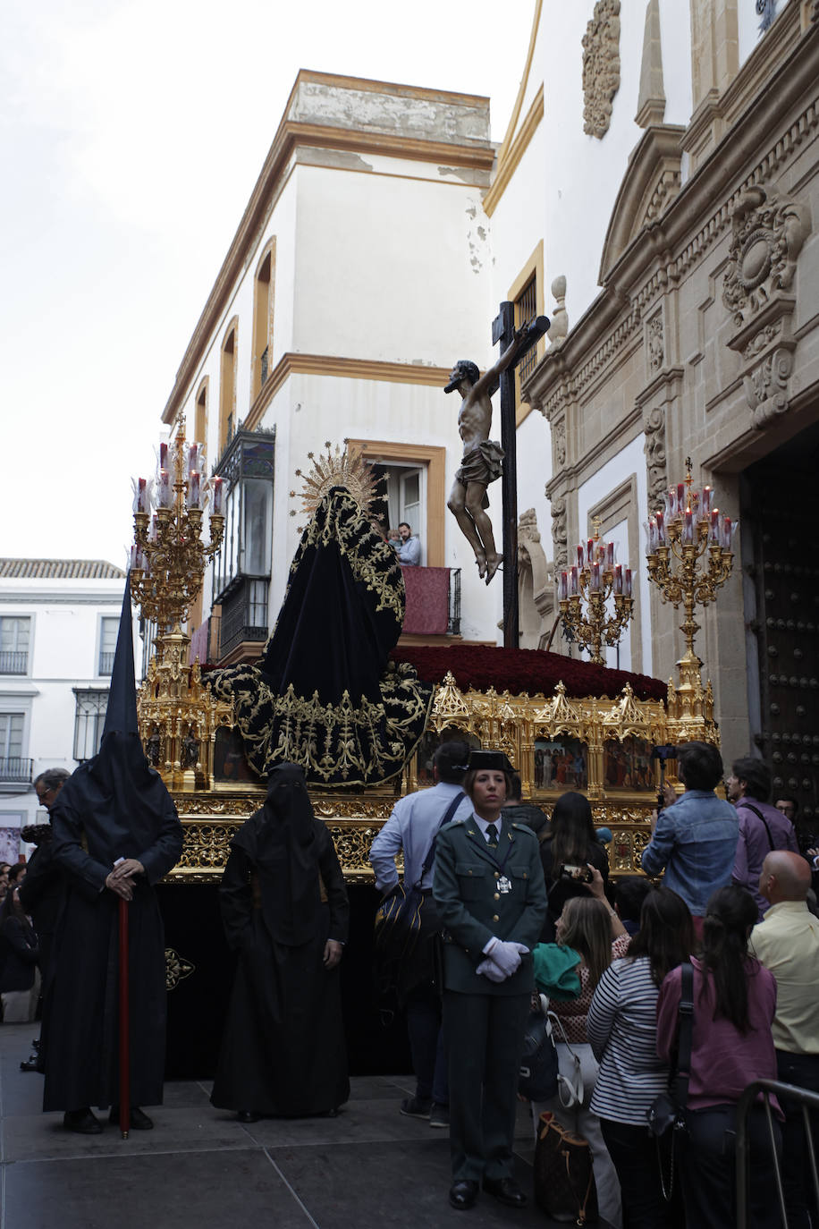 Imágenes de la Hermandad de Santa Cruz durante su estación de penitencia del Martes Santo