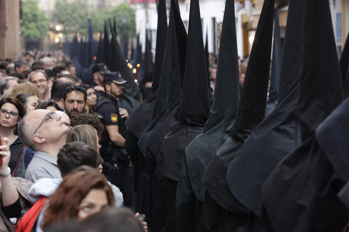 Imágenes de la Hermandad de Santa Cruz durante su estación de penitencia del Martes Santo