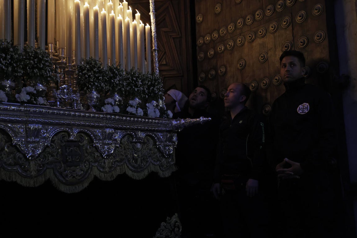 Imágenes de la Hermandad de Santa Cruz durante su estación de penitencia del Martes Santo