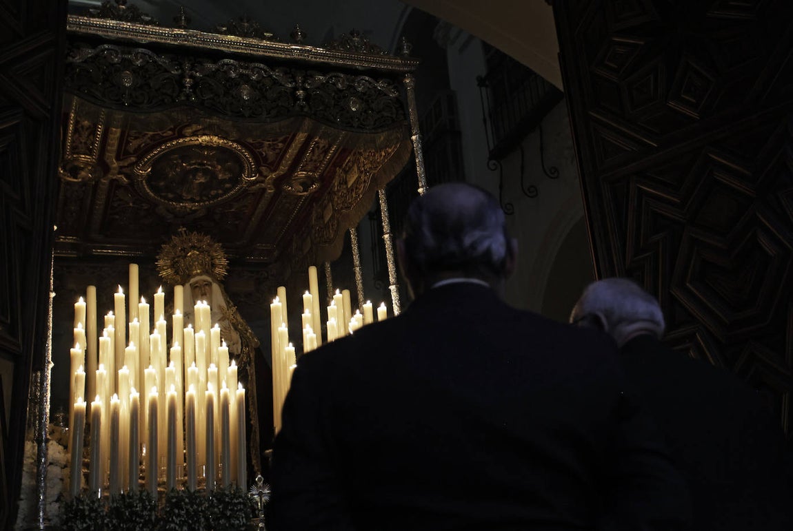 Imágenes de la Hermandad de Santa Cruz durante su estación de penitencia del Martes Santo