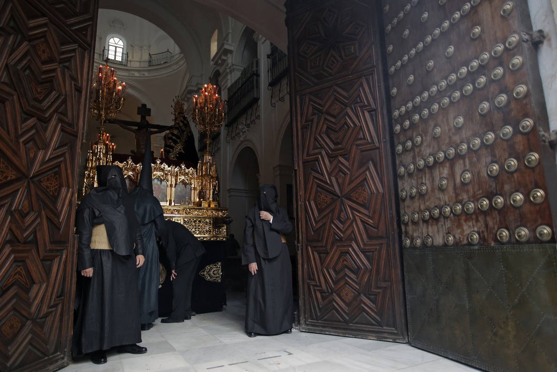Imágenes de la Hermandad de Santa Cruz durante su estación de penitencia del Martes Santo