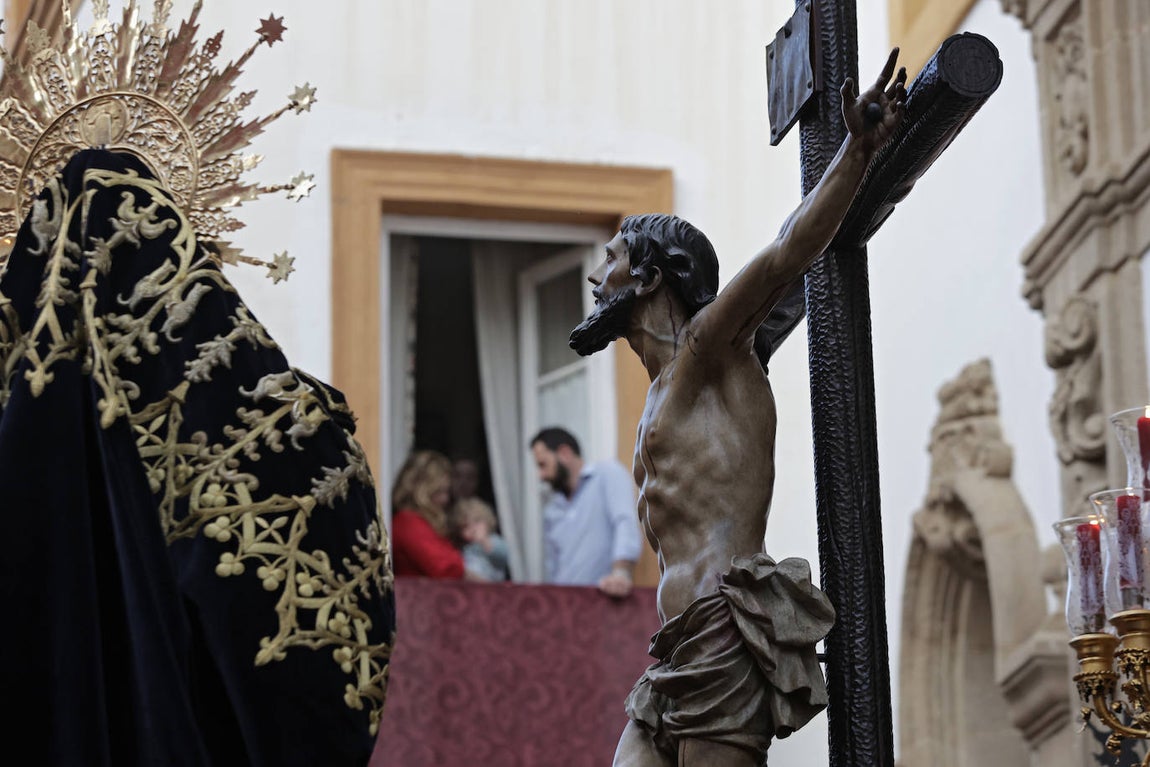 Imágenes de la Hermandad de Santa Cruz durante su estación de penitencia del Martes Santo