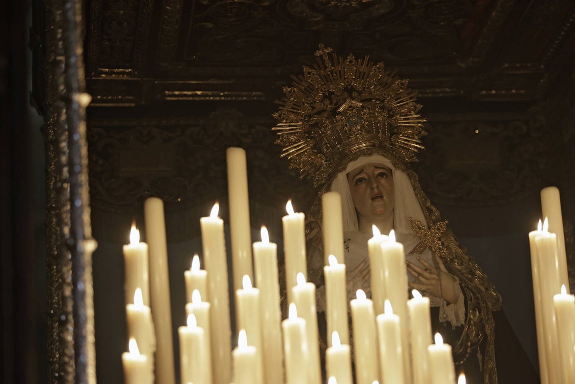 Imágenes de la Hermandad de Santa Cruz durante su estación de penitencia del Martes Santo