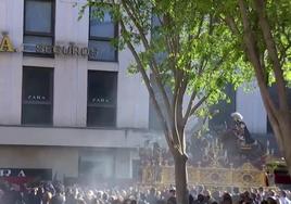 En vídeo: el misterio de la Exaltación discurre por la plaza de la Campana